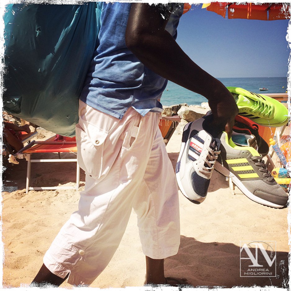 Photo Reportage Mare Venditori Ambulanti Spiaggia La Mazzanta Vu Cumprà